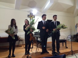 Si festeggia coi fiori